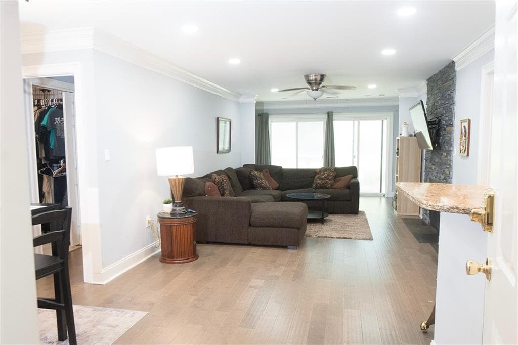 2 bedroom, 2 bathroom, 1,249 sq ft condominium for sale at 2102 Pine Heights Drive, Atlanta, GA 30324 — photo 4