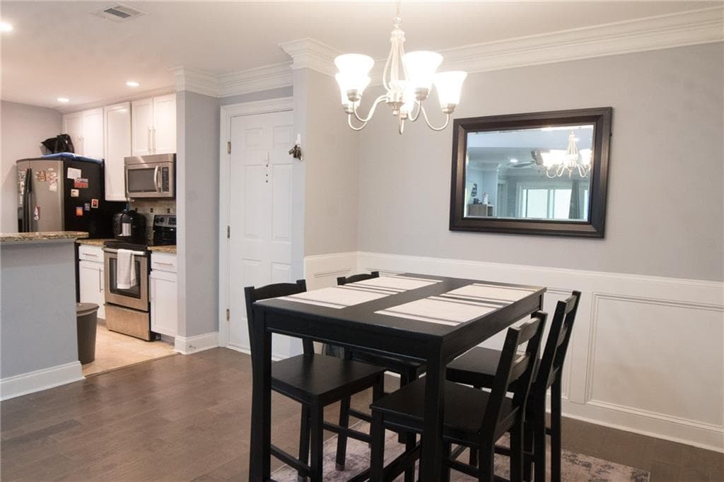 2 bedroom, 2 bathroom, 1,249 sq ft condominium for sale at 2102 Pine Heights Drive, Atlanta, GA 30324 — photo 6