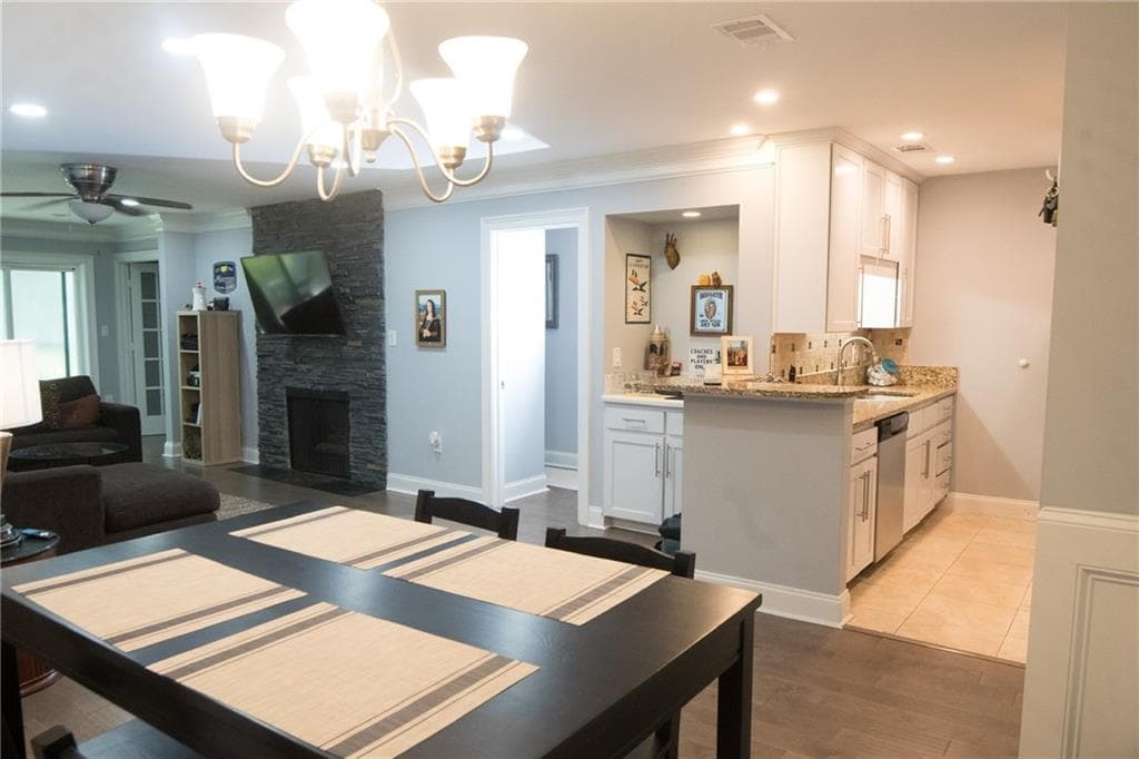 2 bedroom, 2 bathroom, 1,249 sq ft condominium for sale at 2102 Pine Heights Drive, Atlanta, GA 30324 — photo 7