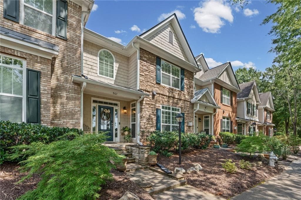 3 bedroom, 3 bathroom, 2,502 sq ft townhouse for sale at 967 Cambron Commons Trace, Suwanee, GA 30024 — photo 2