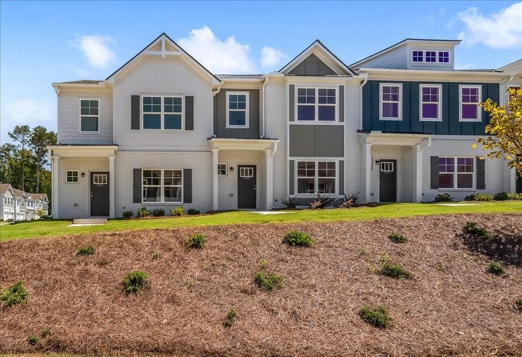 3 bedroom, 3 bathroom, 1,665 sq ft townhouse for sale at 1918 Christine Way 112, Conyers, GA 30013 — photo 2