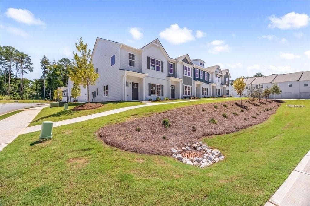 3 bedroom, 3 bathroom, 1,665 sq ft townhouse for sale at 1918 Christine Way 112, Conyers, GA 30013 — photo 3