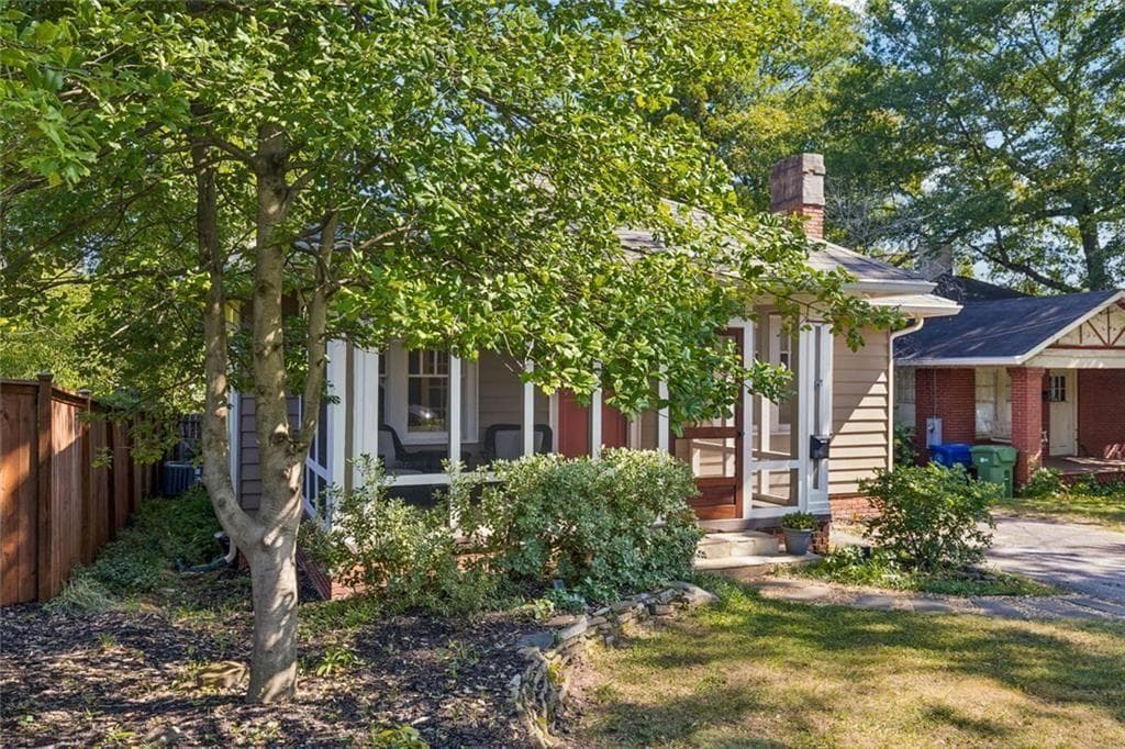 3 bedroom, 2 bathroom single family residence under contract at 1040 Williams Mill Road, Atlanta, GA 30306 — photo 2