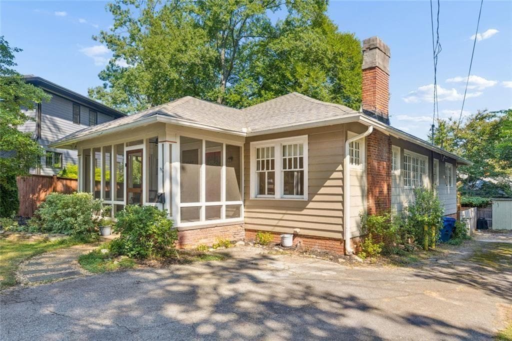 3 bedroom, 2 bathroom single family residence under contract at 1040 Williams Mill Road, Atlanta, GA 30306 — photo 3