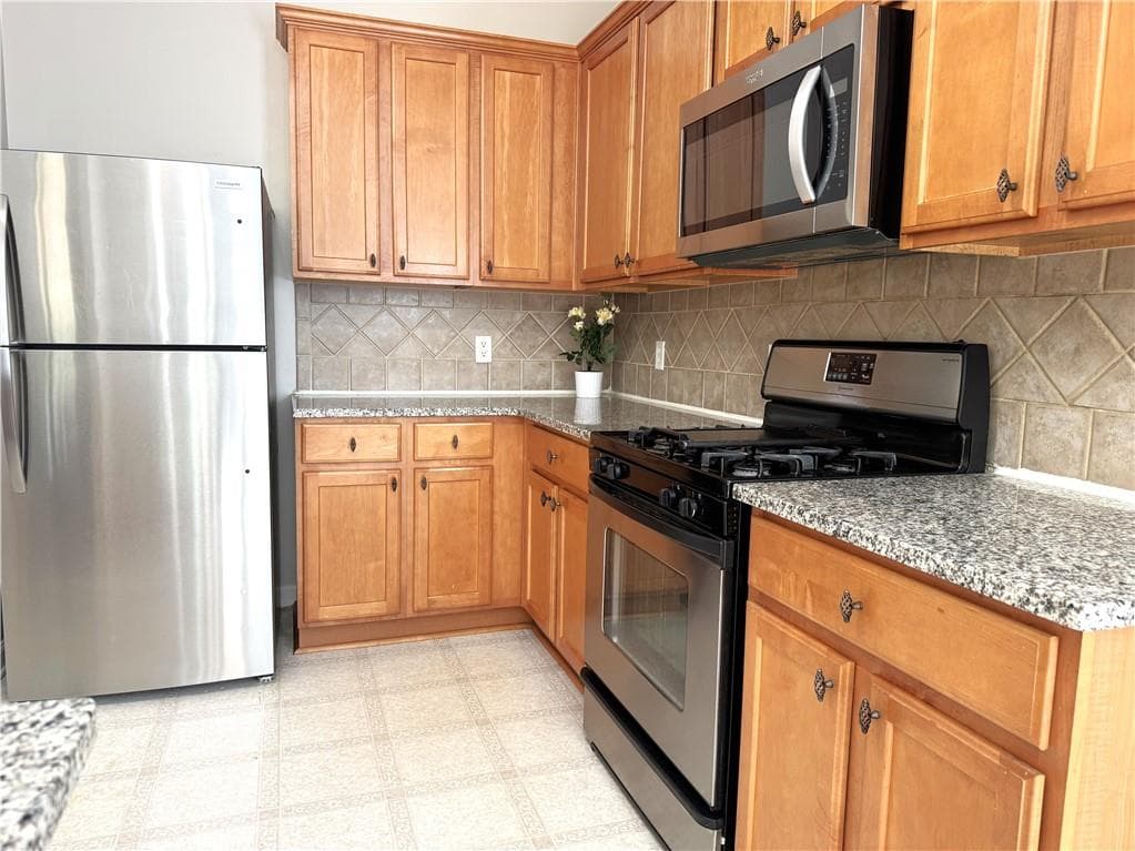 3 bedroom, 3 bathroom, 2,177 sq ft single family residence under contract at 3341 Cooper Woods Drive, Loganville, GA 30052 — photo 9