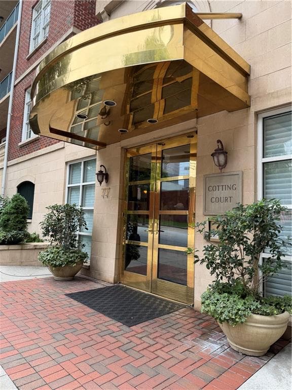 2 bedroom, 2 bathroom, 1,165 sq ft condominium for sale at 77 Peachtree Place 304, Atlanta, GA 30309 — photo 1 of 49