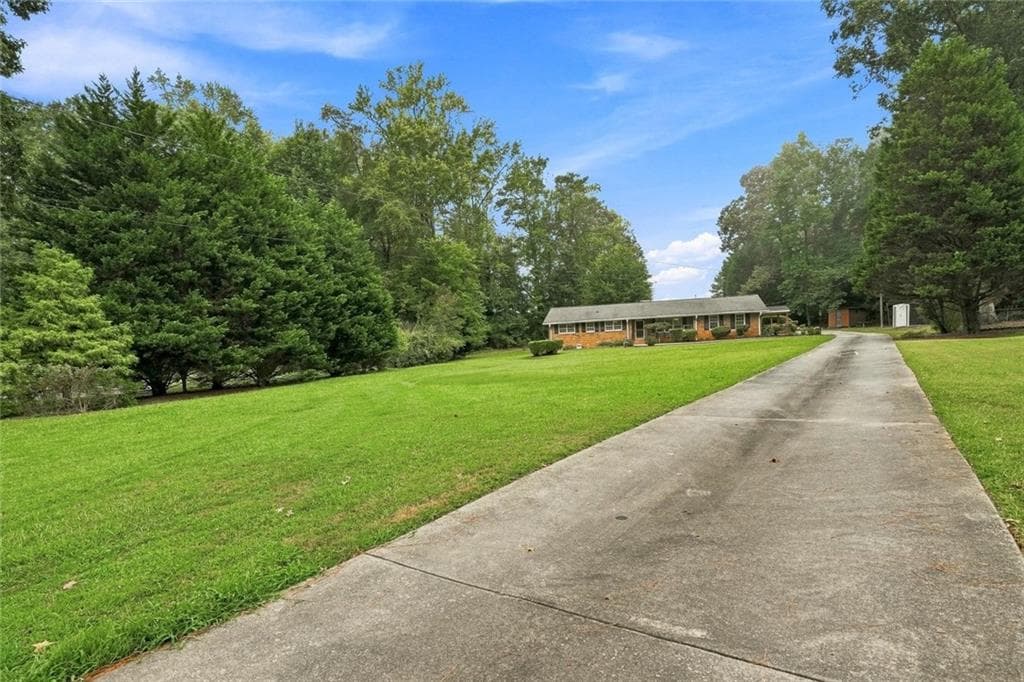 3 bedroom, 2 bathroom, 1,892 sq ft single family residence under contract at 2633 Creek Lane, Snellville, GA 30078 — photo 2