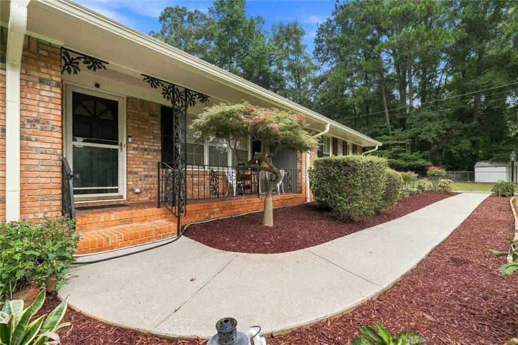 3 bedroom, 2 bathroom, 1,892 sq ft single family residence under contract at 2633 Creek Lane, Snellville, GA 30078 — photo 3