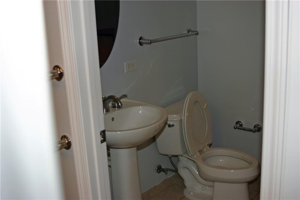 1 bedroom, 1 bathroom, 964 sq ft condominium for rent at 3820 Roswell Road 412, Atlanta, GA 30342 for $2,100 a month — photo 9