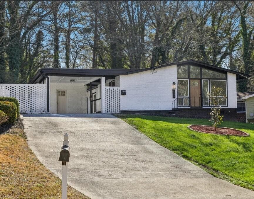 3 bedroom, 2 bathroom, 1,505 sq ft single family residence under contract at 2592 Baker Road, Atlanta, GA 30318 — photo 2