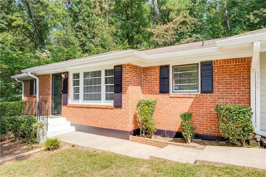 3 bedroom, 2 bathroom, 2,076 sq ft single family residence for sale at 1709 Lee Street, Decatur, GA 30035 — photo 4