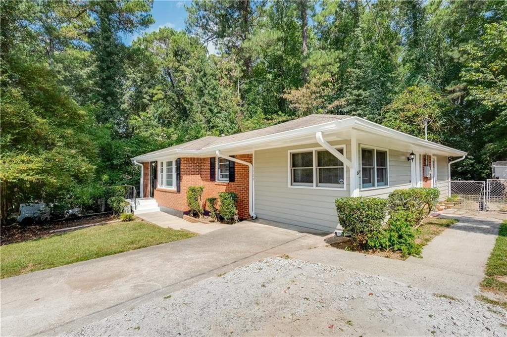 3 bedroom, 2 bathroom, 2,076 sq ft single family residence for sale at 1709 Lee Street, Decatur, GA 30035 — photo 2