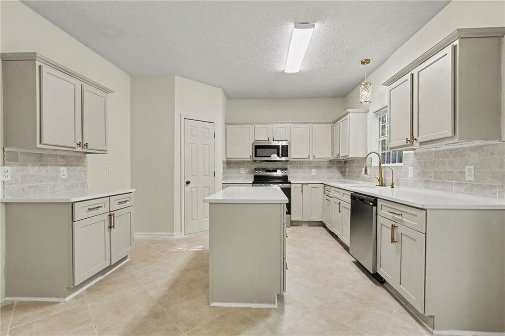 4 bedroom, 3 bathroom, 2,461 sq ft single family residence for sale at 6316 Polar Fox Court, South Fulton, GA 30296 — photo 9