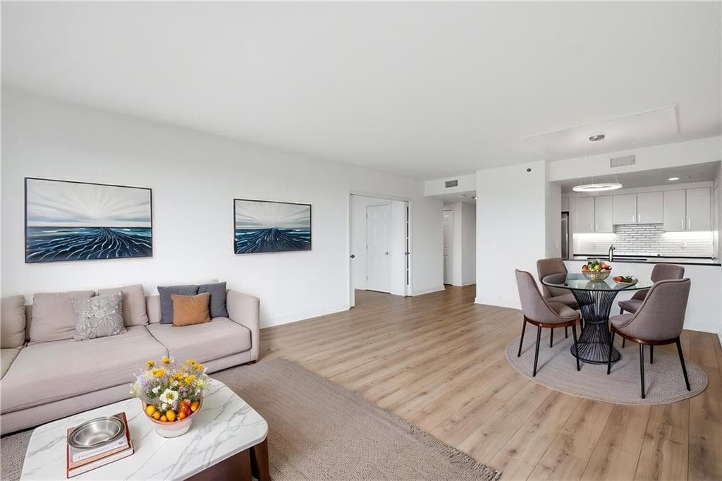 2 bedroom, 2 bathroom, 1,230 sq ft condominium for sale at 3481 Lakeside Drive 1702, Atlanta, GA 30326 — photo 6