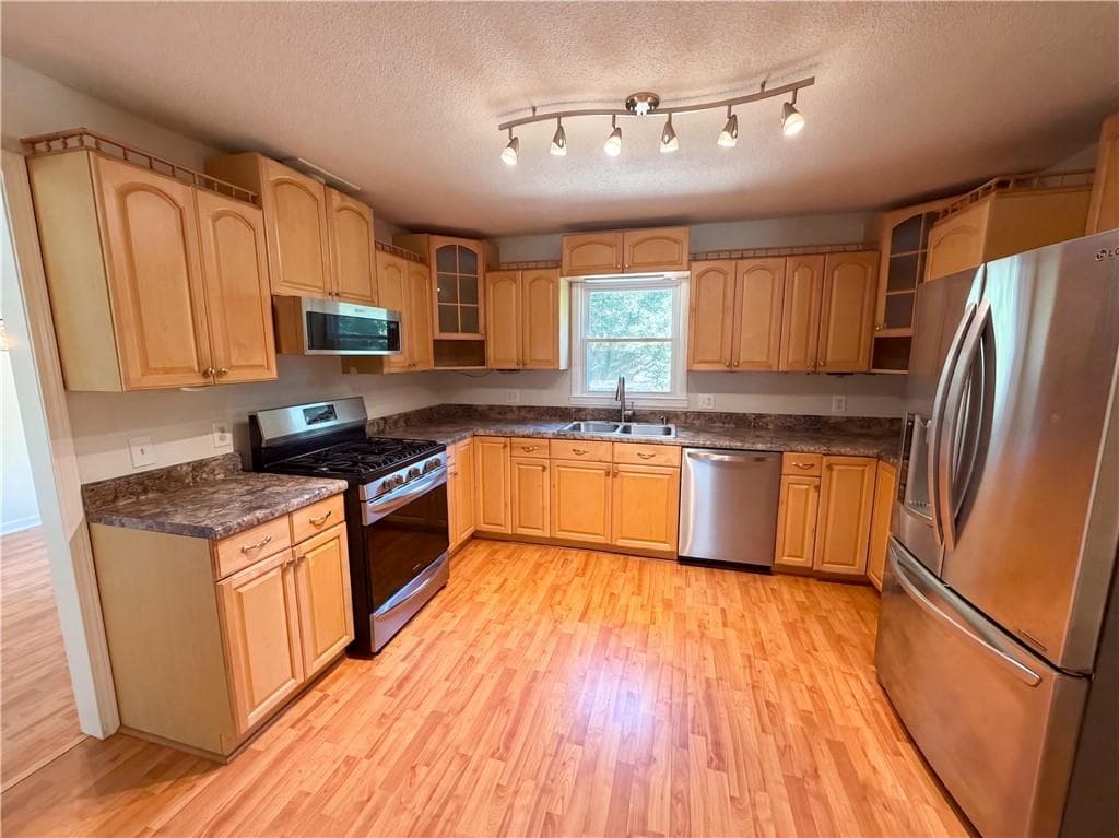 3 bedroom, 3 bathroom, 1,896 sq ft single family residence under contract at 962 Doeskin Drive, Conyers, GA 30012 — photo 6