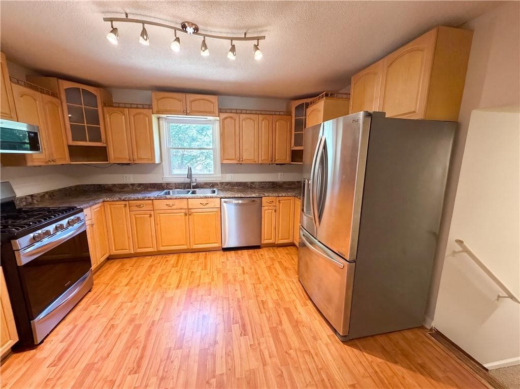 3 bedroom, 3 bathroom, 1,896 sq ft single family residence under contract at 962 Doeskin Drive, Conyers, GA 30012 — photo 7