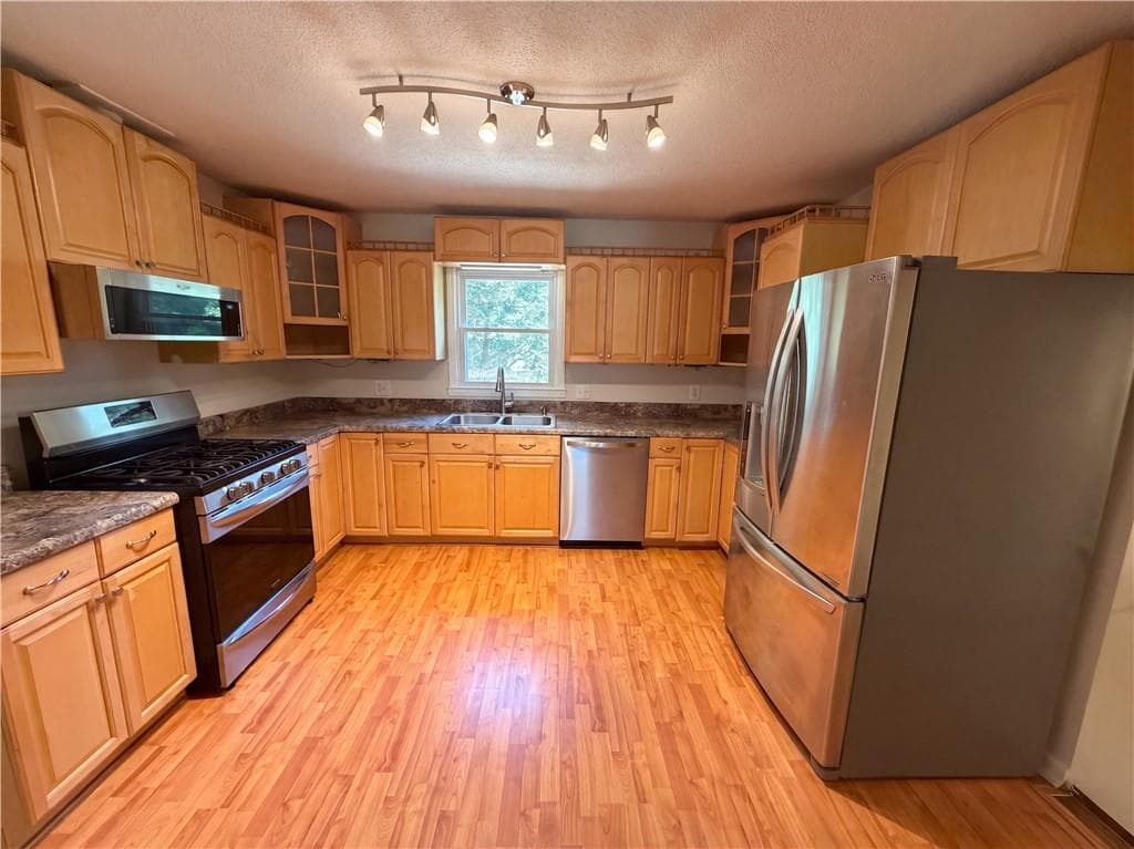 3 bedroom, 3 bathroom, 1,896 sq ft single family residence under contract at 962 Doeskin Drive, Conyers, GA 30012 — photo 8
