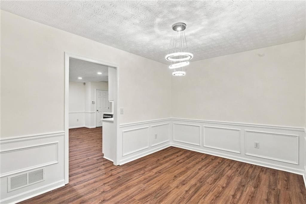 3 bedroom, 3 bathroom, 2,569 sq ft single family residence under contract at 3241 Victoria Place Drive, Loganville, GA 30052 — photo 9