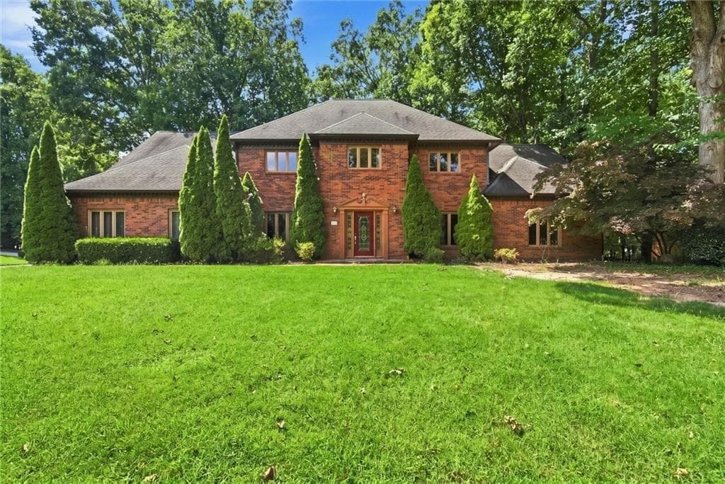 5 bedroom, 4 bathroom, 3,752 sq ft single family residence for sale at 12110 Willow Run Road, Roswell, GA 30075 — photo 1 of 38