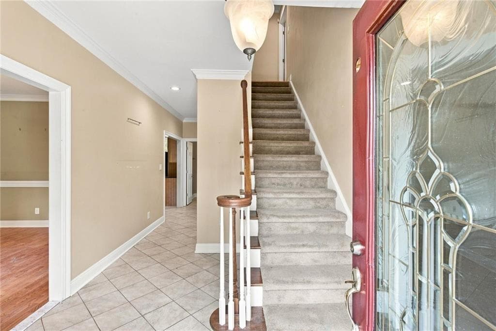 5 bedroom, 4 bathroom, 3,752 sq ft single family residence for sale at 12110 Willow Run Road, Roswell, GA 30075 — photo 2