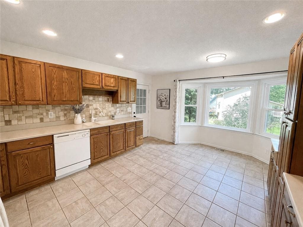 3 bedroom, 3 bathroom, 1,986 sq ft single family residence under contract at 101 Fernwood Court, Lawrenceville, GA 30043 — photo 2