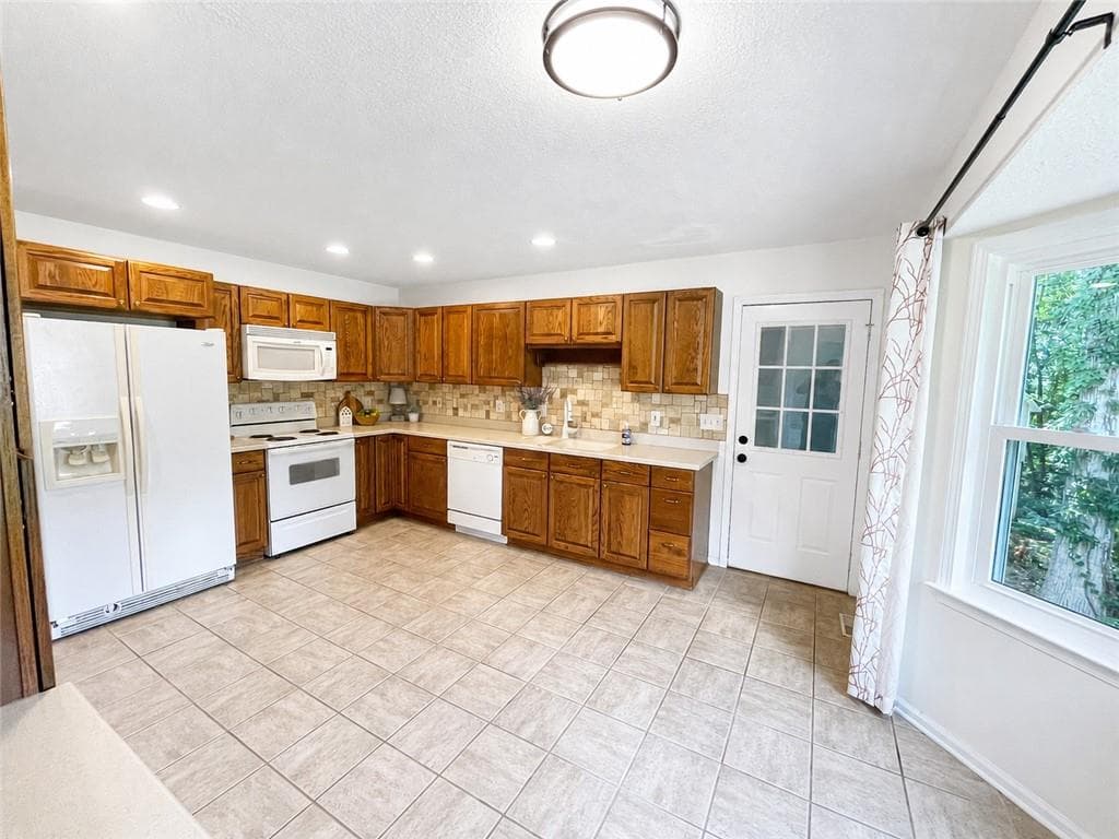3 bedroom, 3 bathroom, 1,986 sq ft single family residence under contract at 101 Fernwood Court, Lawrenceville, GA 30043 — photo 3