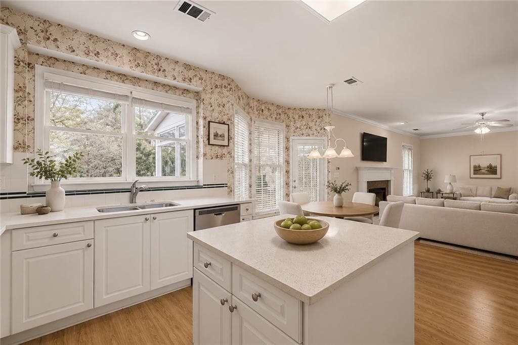 4 bedroom, 3 bathroom, 2,707 sq ft single family residence for rent at 10011 Carrington Lane, Johns Creek, GA 30022 for $3,250 a month — photo 10
