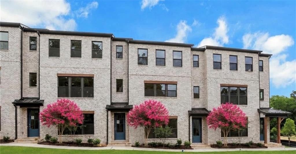 4 bedroom, 4 bathroom, 2,421 sq ft townhouse for sale at 111 Bridgecrest Road, Roswell, GA 30075 — photo 2