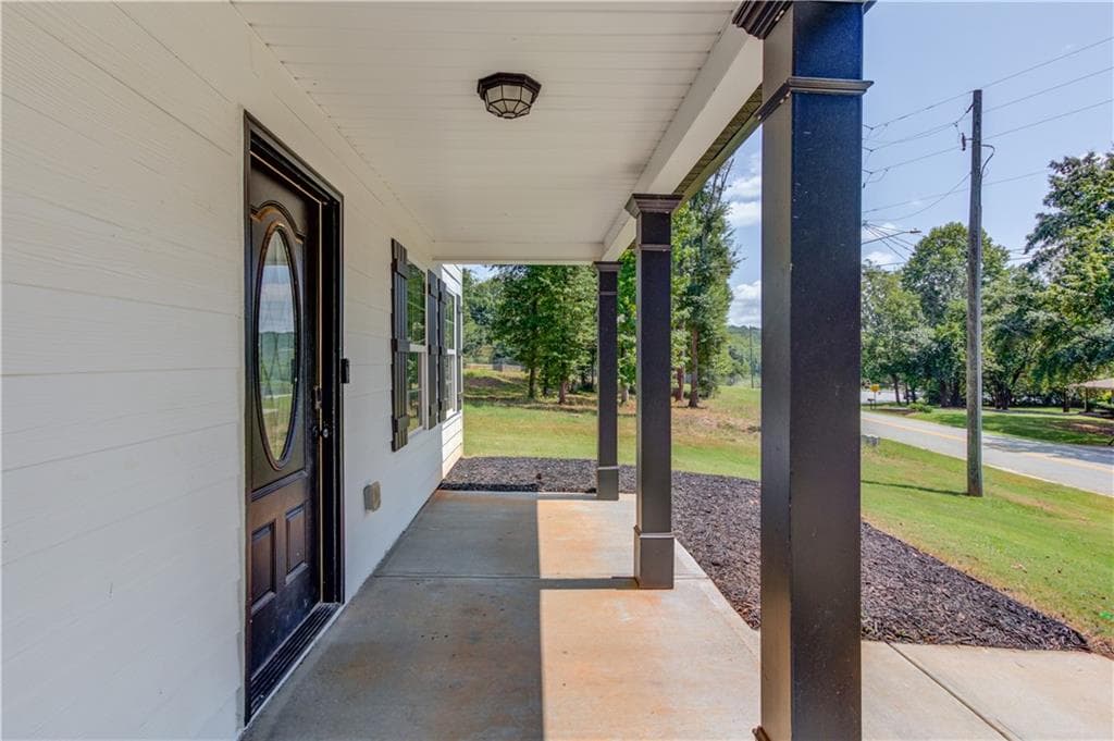 4 bedroom, 3 bathroom, 2,601 sq ft single family residence for sale at 731 Peachtree Road, Jefferson, GA 30549 — photo 4