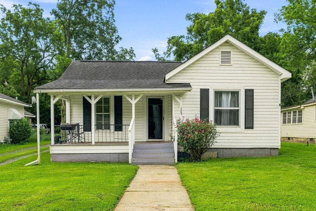 2 bedroom, 1 bathroom, 804 sq ft single family residence for sale at 129 Cobb Street, Cedartown, GA 30125