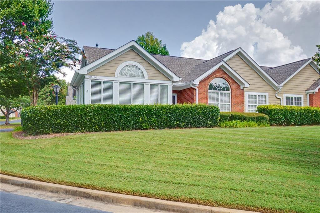 3 bedroom, 2 bathroom, 1,757 sq ft condominium under contract at 137 Vintage Club Circle, Marietta, GA 30066