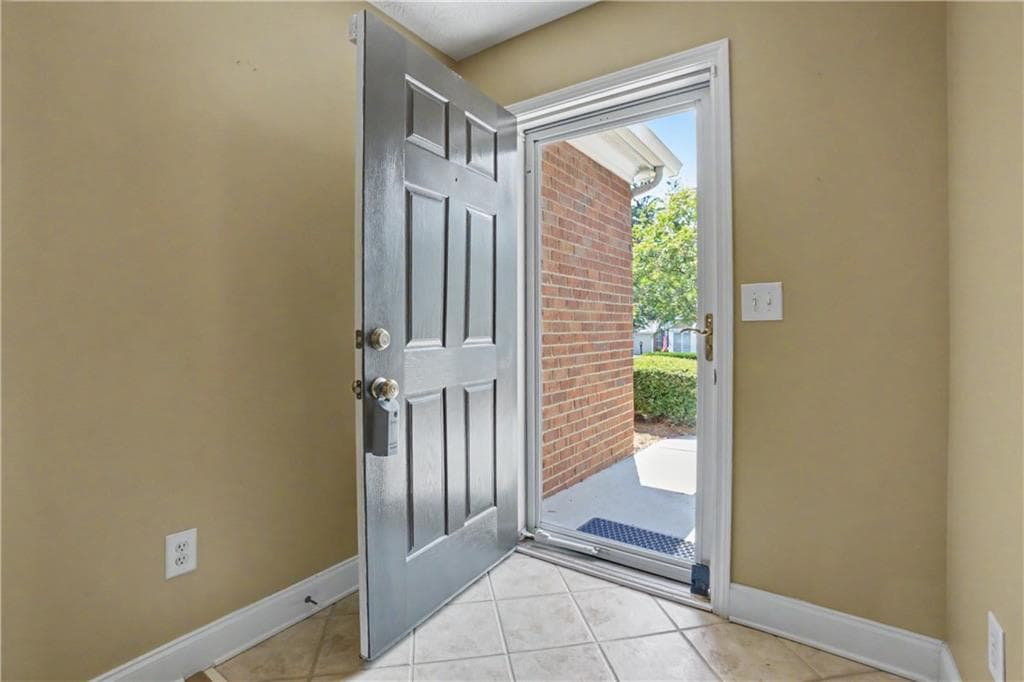 3 bedroom, 2 bathroom, 1,757 sq ft condominium under contract at 137 Vintage Club Circle, Marietta, GA 30066 — photo 3