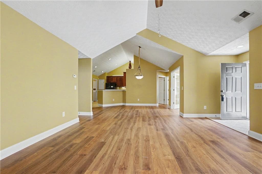 3 bedroom, 2 bathroom, 1,757 sq ft condominium under contract at 137 Vintage Club Circle, Marietta, GA 30066 — photo 7