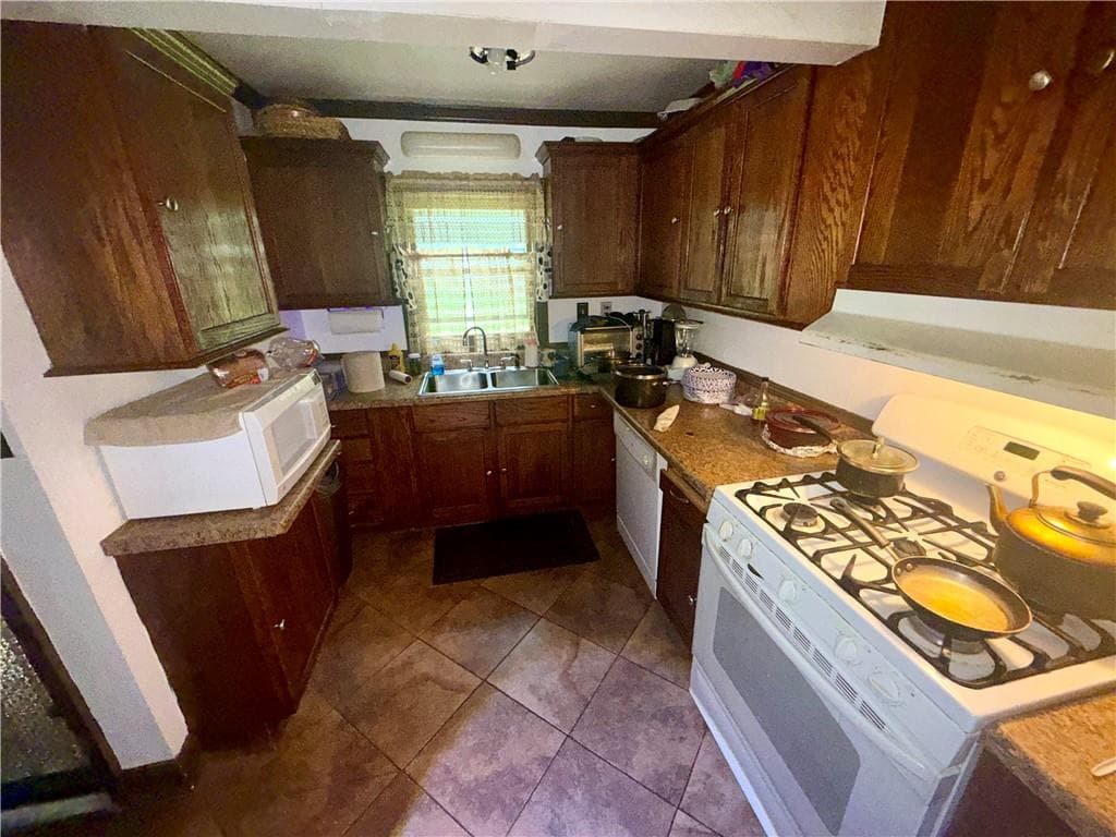 3 bedroom, 1 bathroom, 1,188 sq ft single family residence for sale at 230 Eleanor Street, Atlanta, GA 30317 — photo 5