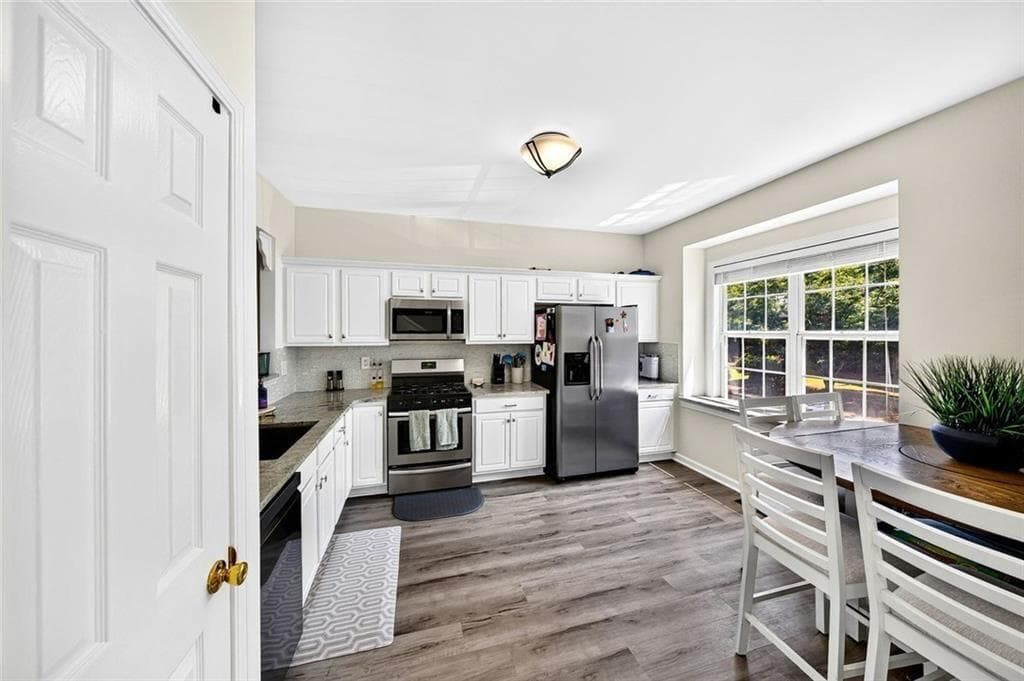 3 bedroom, 4 bathroom, 1,867 sq ft townhouse for sale at 3327 Lathenview Court, Alpharetta, GA 30004 — photo 5