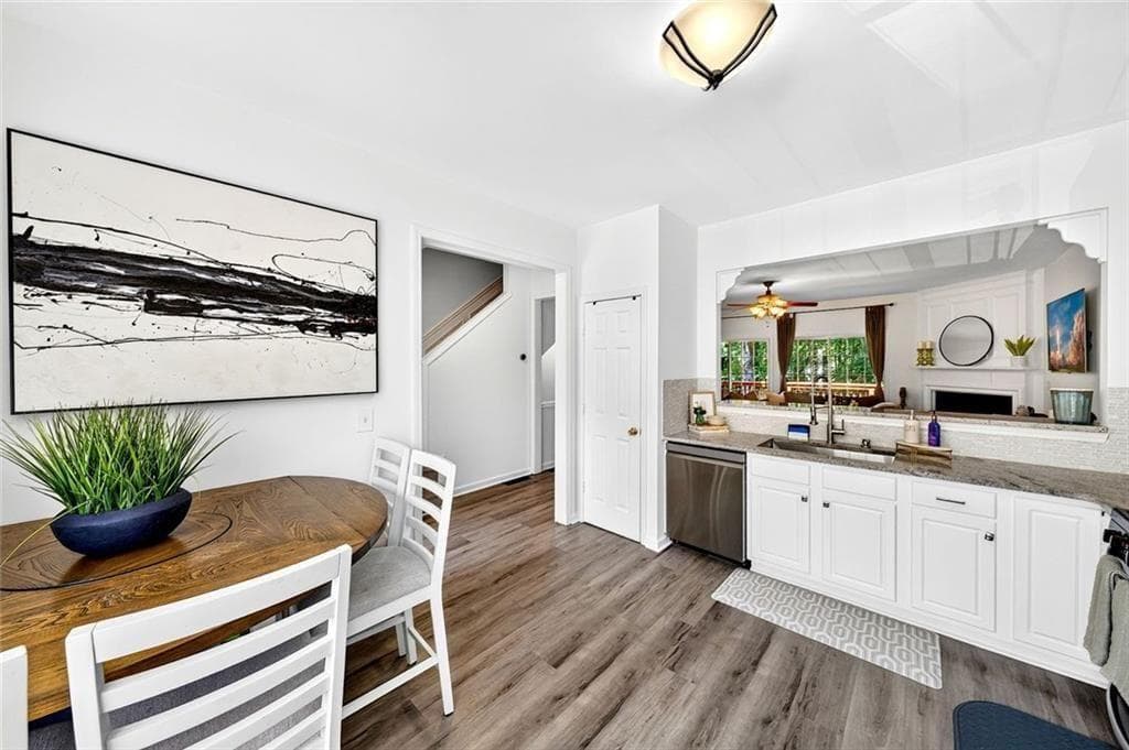 3 bedroom, 4 bathroom, 1,867 sq ft townhouse for sale at 3327 Lathenview Court, Alpharetta, GA 30004 — photo 6