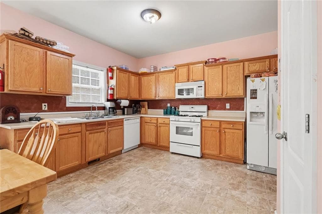 5 bedroom, 3 bathroom, 3,217 sq ft single family residence for sale at 6524 Barkston Trace, Douglasville, GA 30135 — photo 10
