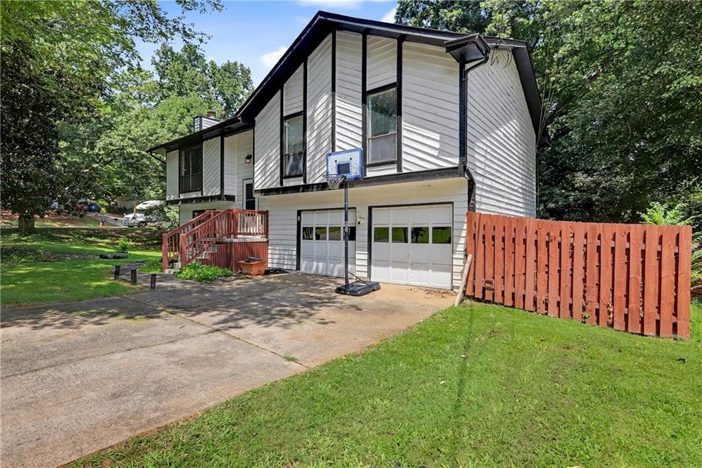 3 bedroom, 3 bathroom, 2,052 sq ft single family residence under contract at 2571 Wildflower Lane, Lawrenceville, GA 30044 — photo 2