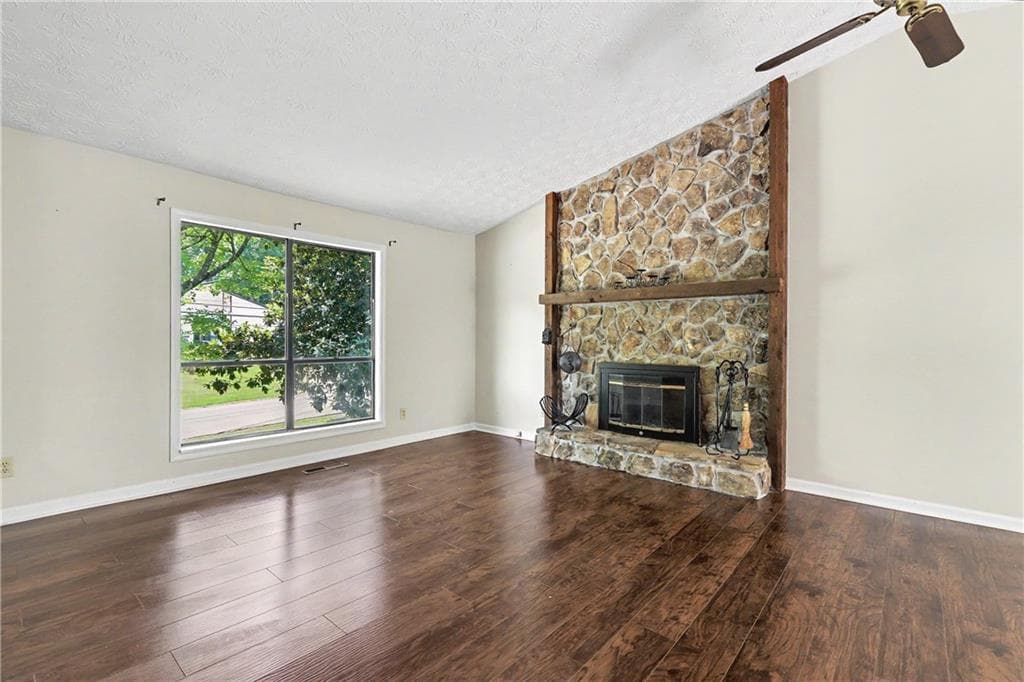 3 bedroom, 3 bathroom, 2,052 sq ft single family residence under contract at 2571 Wildflower Lane, Lawrenceville, GA 30044 — photo 3
