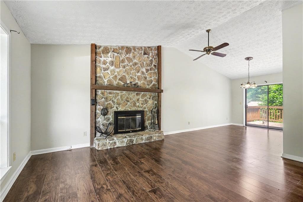 3 bedroom, 3 bathroom, 2,052 sq ft single family residence under contract at 2571 Wildflower Lane, Lawrenceville, GA 30044 — photo 4