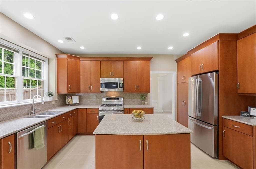 4 bedroom, 3 bathroom, 2,854 sq ft single family residence under contract at 1736 Watford Glen, Lawrenceville, GA 30043 — photo 8