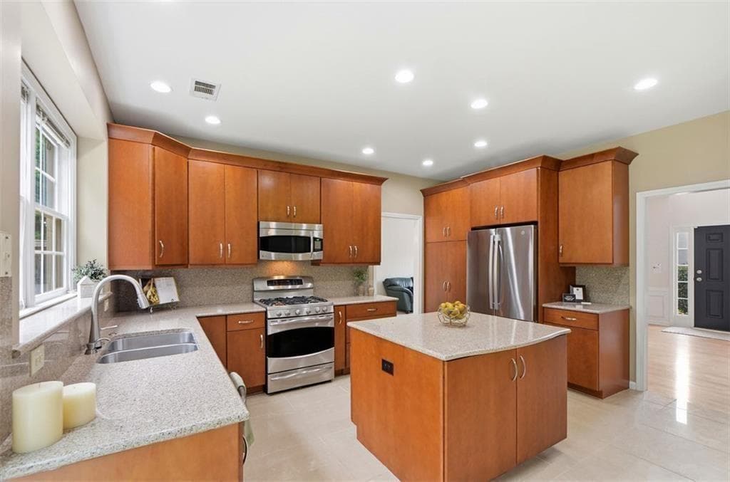 4 bedroom, 3 bathroom, 2,854 sq ft single family residence under contract at 1736 Watford Glen, Lawrenceville, GA 30043 — photo 9