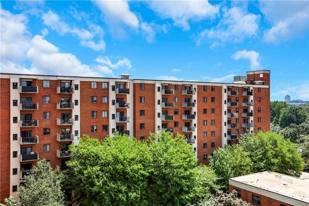 1 bedroom, 1 bathroom, 760 sq ft condominium for rent at 300 Johnson Ferry Road B1002, Sandy Springs, GA 30328 for $2,148 a month — photo 2