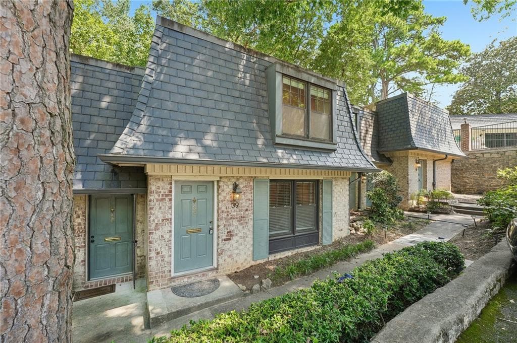 2 bedroom, 2 bathroom, 1,100 sq ft townhouse under contract at 39 Cantey Place, Atlanta, GA 30327