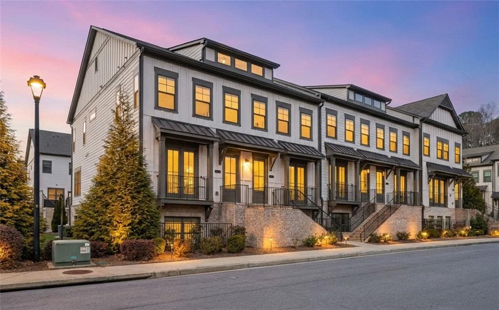 3 bedroom, 4 bathroom, 1,836 sq ft townhouse for sale at 2376 Provence Park Way, Decatur, GA 30033 — photo 2