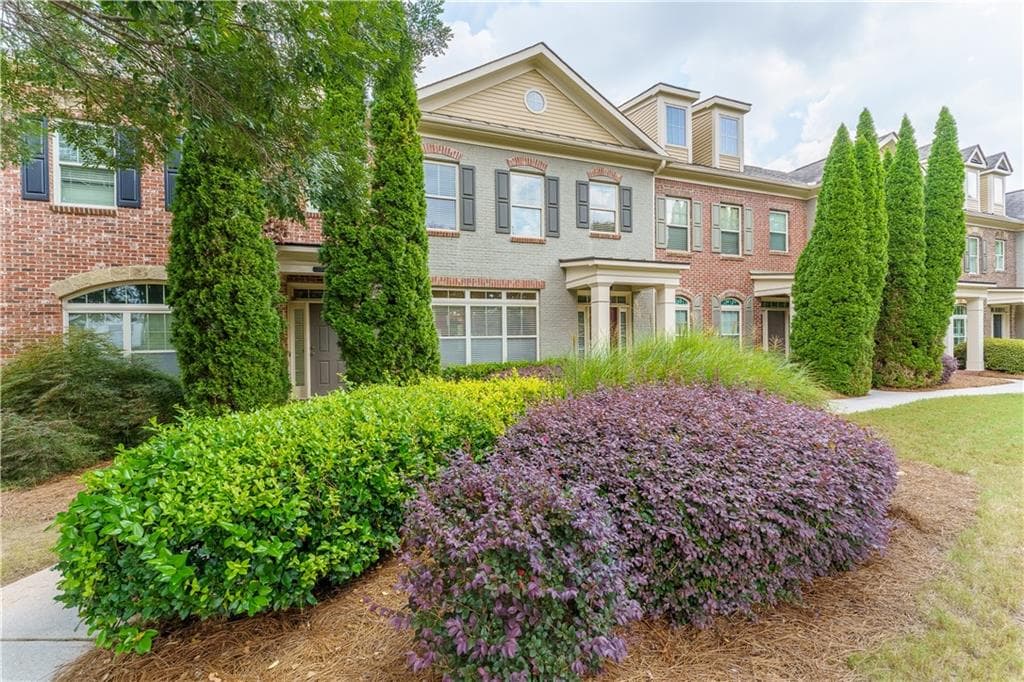3 bedroom, 3 bathroom, 1,868 sq ft townhouse for sale at 3777 Baverton Drive, Suwanee, GA 30024 — photo 3