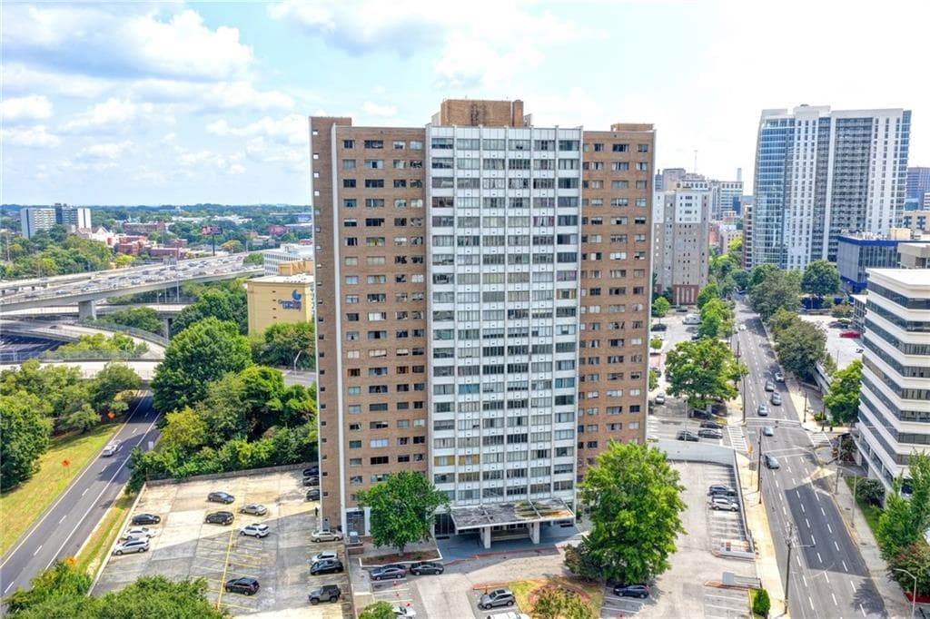2 bedroom, 1 bathroom, 1,020 sq ft condominium for sale at 215 Piedmont Avenue 1009, Atlanta, GA 30308 — photo 1 of 29