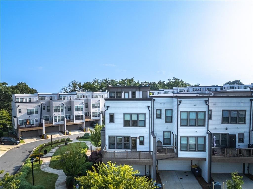 3 bedroom, 5 bathroom, 2,184 sq ft townhouse for sale at 2076 Holtz Lane, Atlanta, GA 30318 — photo 2