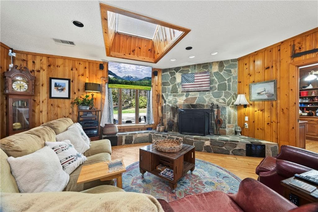 3 bedroom, 4 bathroom, 4,900 sq ft single family residence for sale at 572 Imperial Drive, Martin, GA 30557 — photo 6