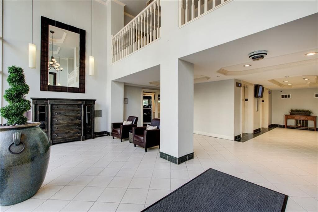 1 bedroom, 1 bathroom, 837 sq ft condominium for sale at 2479 Peachtree Road 304, Atlanta, GA 30305 — photo 2